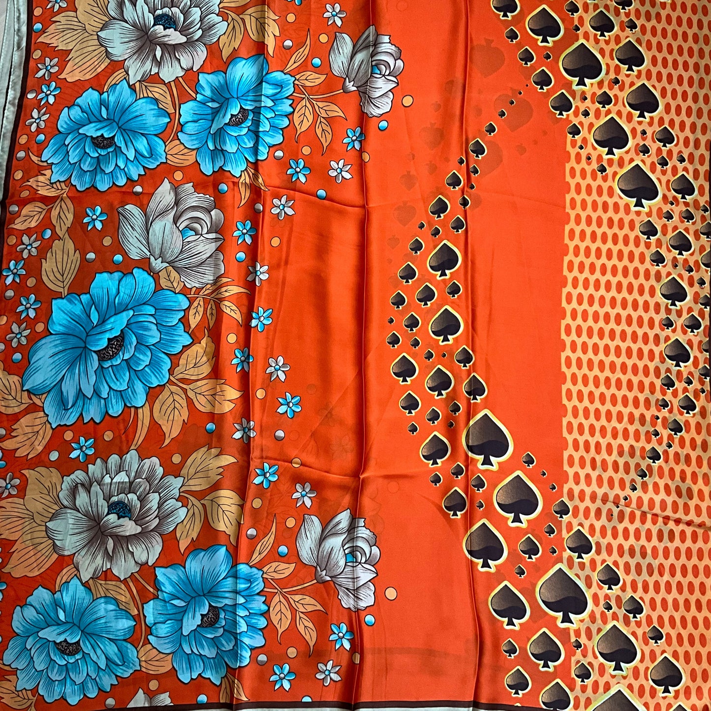 Satin Tørklæde i Blomstermønster i Orange| MAS SELECTION