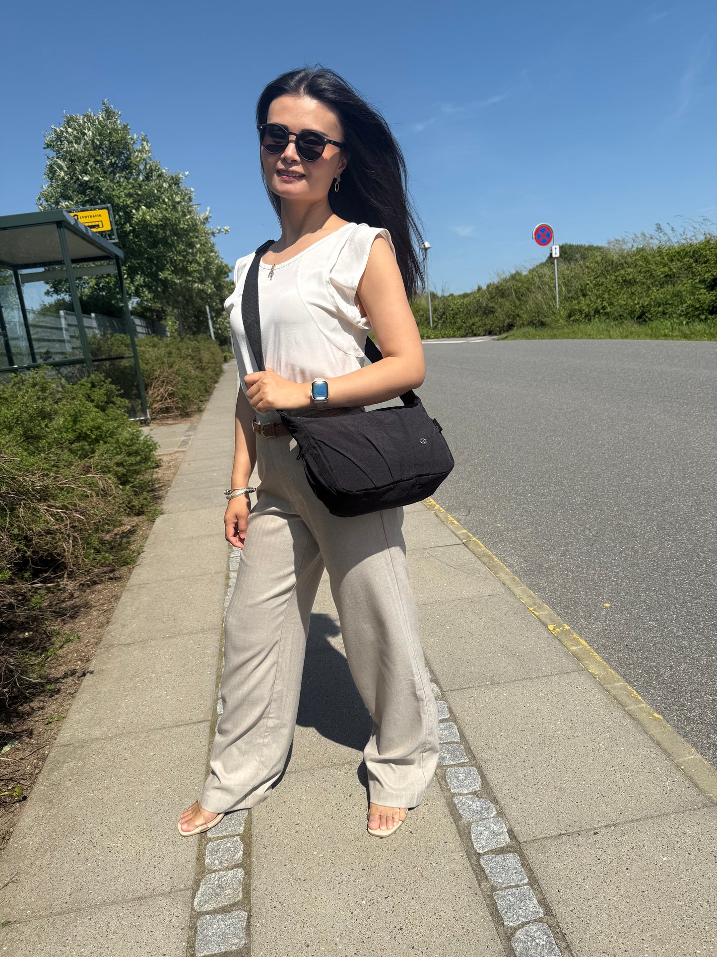Model med Sofia skuldertaske i sort som crossover – viser pasform og stil