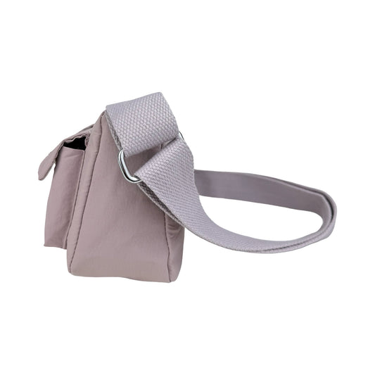 Sidebillede af Helena skuldertaske i lilla – fremhæver taskens dybde og form