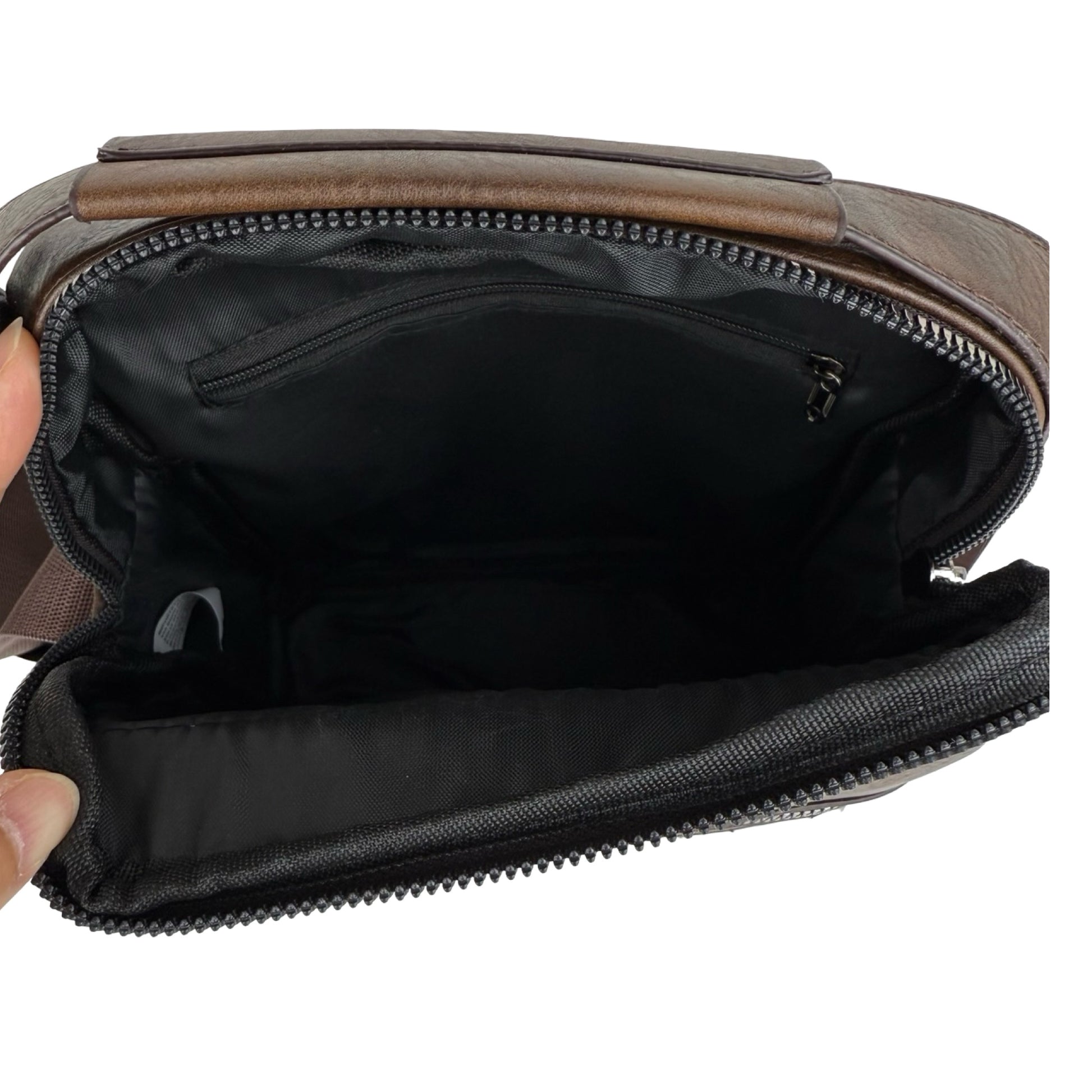 Åbent billede af Unisex Messenger Taske i mørkebrun set oppefra – viser hovedrummet med en indvendig lynlåslomme.