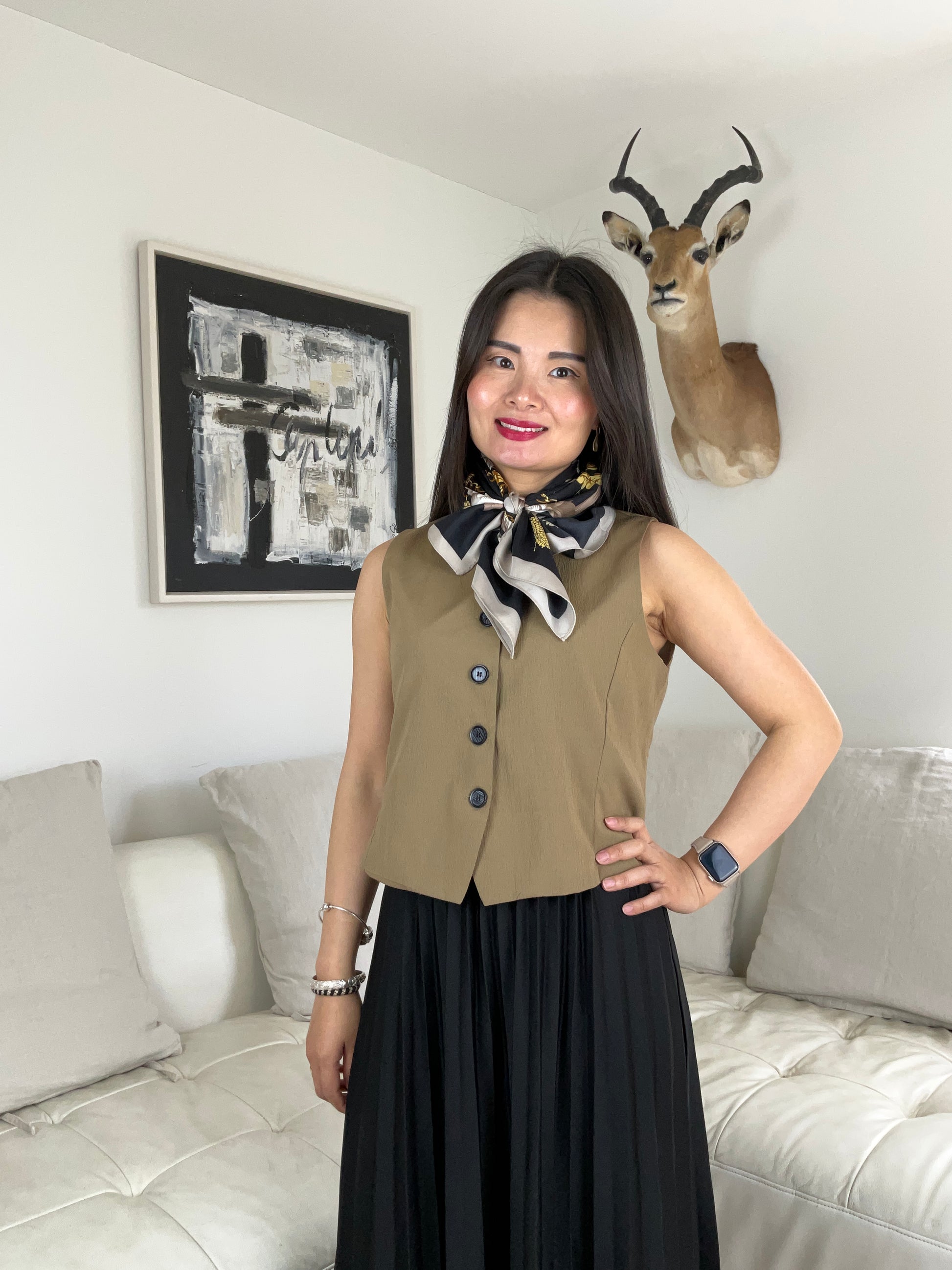 Sofia Satin Tørklæde Sort, vist på model