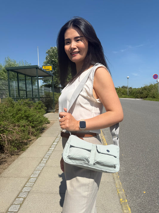 Model med Helena skuldertaske i lysegrøn  over skulderen – viser taskens størrelse