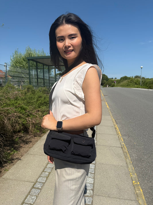 Model med Helena skuldertaske i sort som crossover – viser pasform og stil