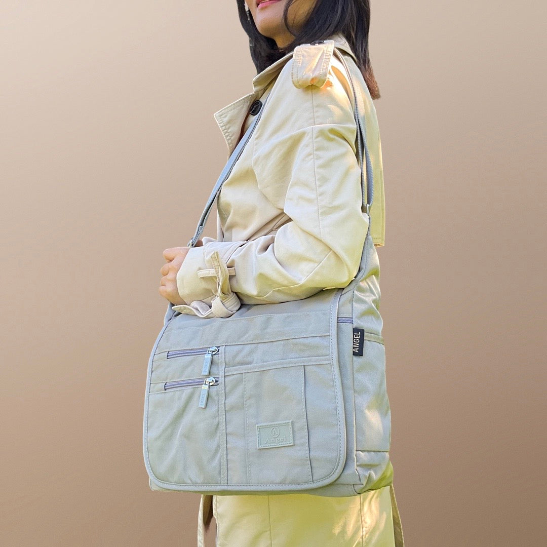 Forsidebillede af MS funktionel skuldertaske / crossbody i beige med model – praktisk og stilren dametaske