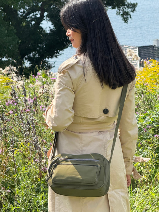 Kvindelig model viser Katrine Skuldertaske Grøn båret som crossbody fra MAS SELECTION.