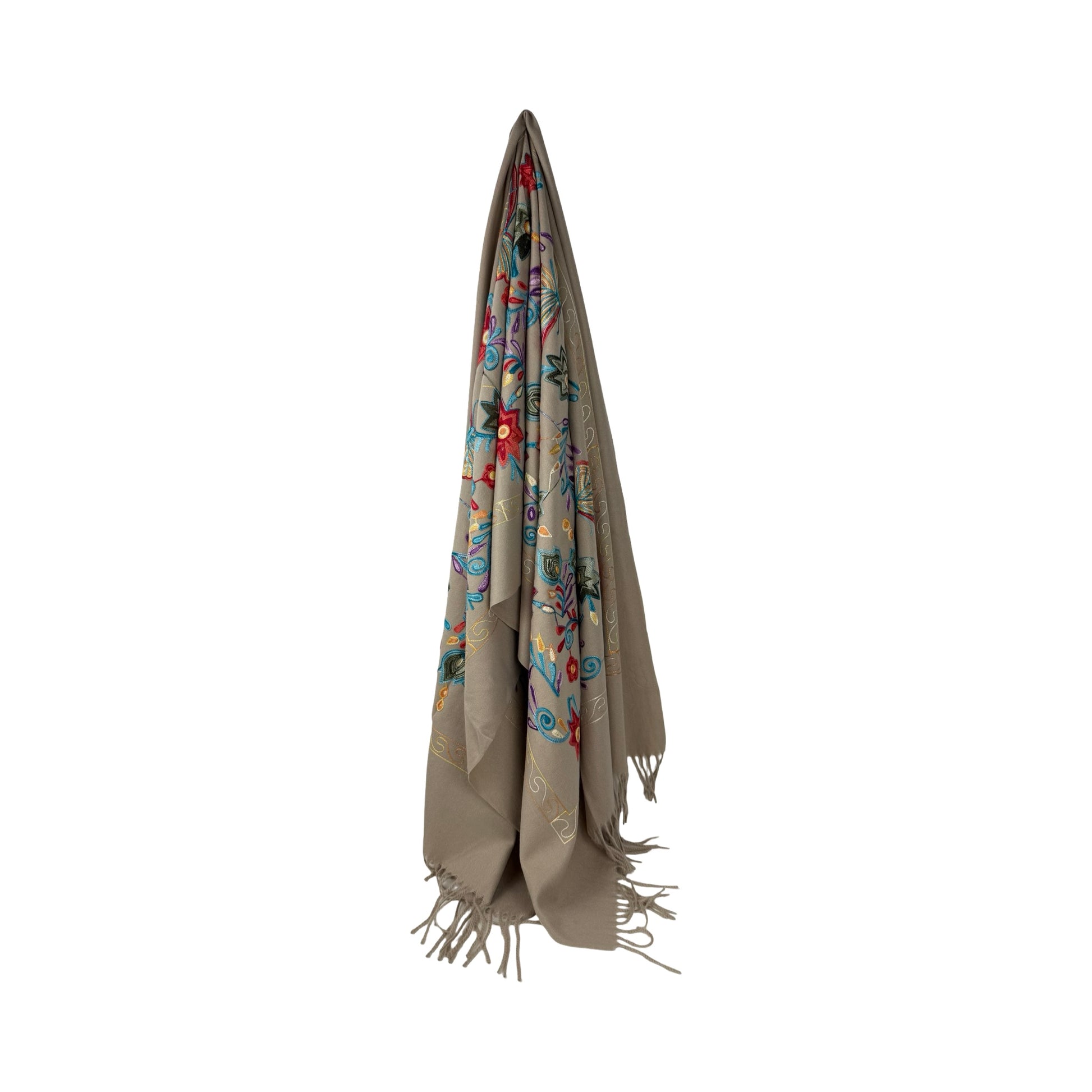 Sommerfugl Broderi Tørklæde Beige fra MAS SELECTION hænger for at vise farve, længde og fald i stoffet.