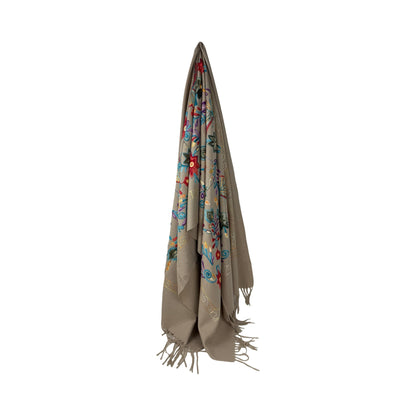 Sommerfugl Broderi Tørklæde Beige fra MAS SELECTION hænger for at vise farve, længde og fald i stoffet.