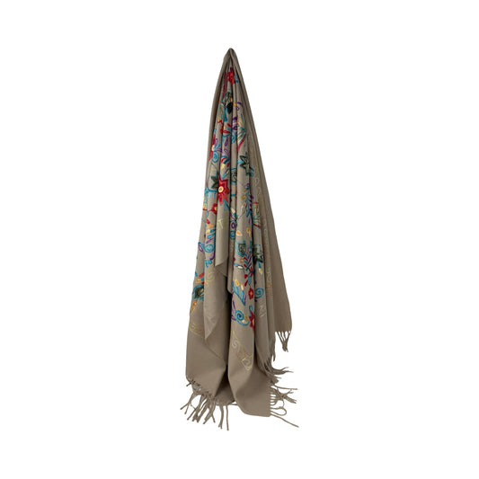 Sommerfugl Broderi Tørklæde Beige fra MAS SELECTION hænger for at vise farve, længde og fald i stoffet.