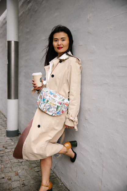 Model med blomstret bæltetaske / bumbag med hvide detaljer – bæres som crossbody taske