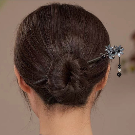 Elegant hårnål med grå blomster