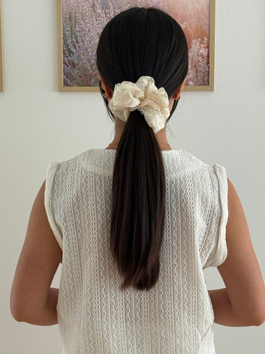 Stor Scrunchie med Blonde i Creme