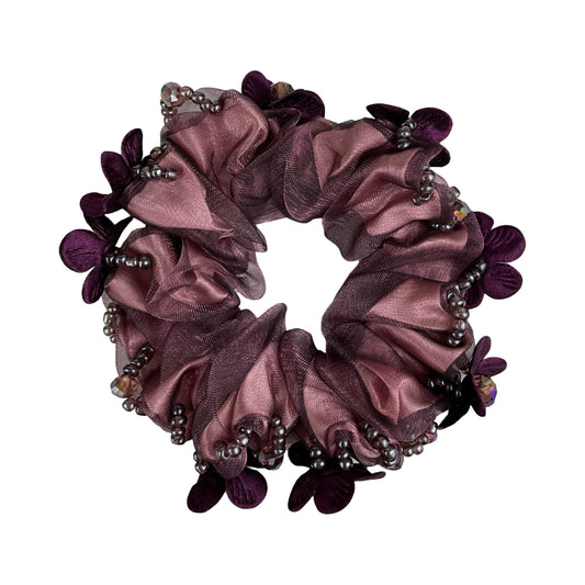 Elegant Scrunchie med Blomster og Sten Rundt Omkring Lilla