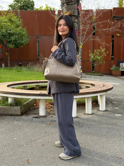 “Model iført Veronica Tote Taske i khaki fra MAS SELECTION over skulderen