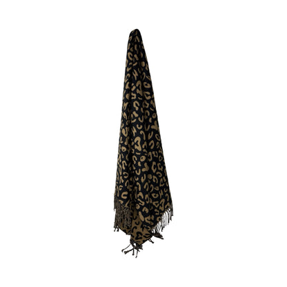 Duo Leopard Tørklæde fra MAS SELECTION hænger for at vise længde og fald i stoffet.
