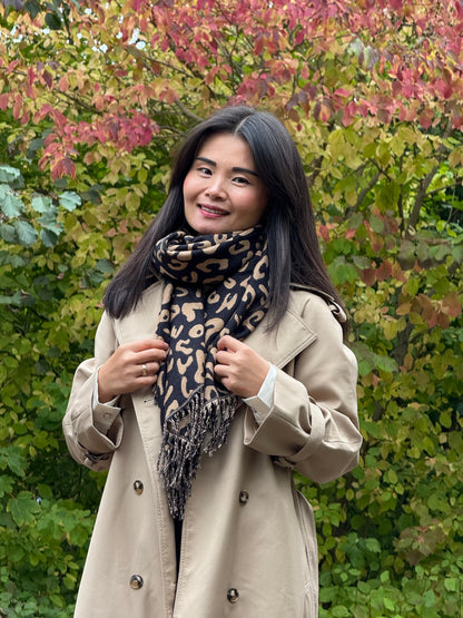 Model iført Duo Leopard Tørklæde fra MAS SELECTION