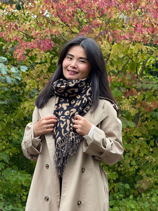 Model iført Duo Leopard Tørklæde fra MAS SELECTION