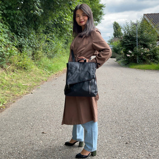 Model iført MAS SELECTION MS Klassisk Rygsæk i sort som crossbody-taske