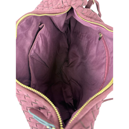 Indvendigt billede af Anna Fake Suede flettet skuldertaske i bordeaux fra MAS SELECTION, viser opbevaringsrum