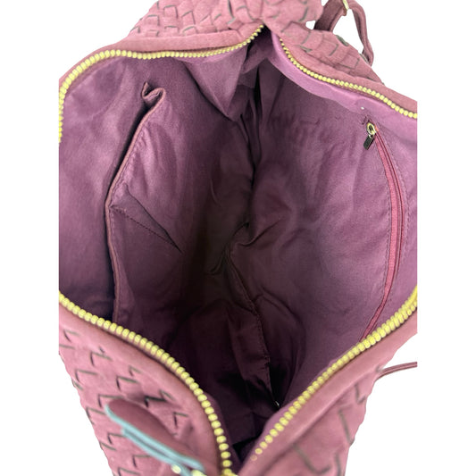 Indvendigt billede af Anna Fake Suede flettet skuldertaske i bordeaux fra MAS SELECTION, viser opbevaringsrum