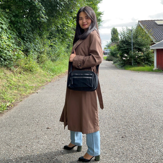 Model med jakke med MAS SELECTION Katrine Skuldertaske i sort på skulderen