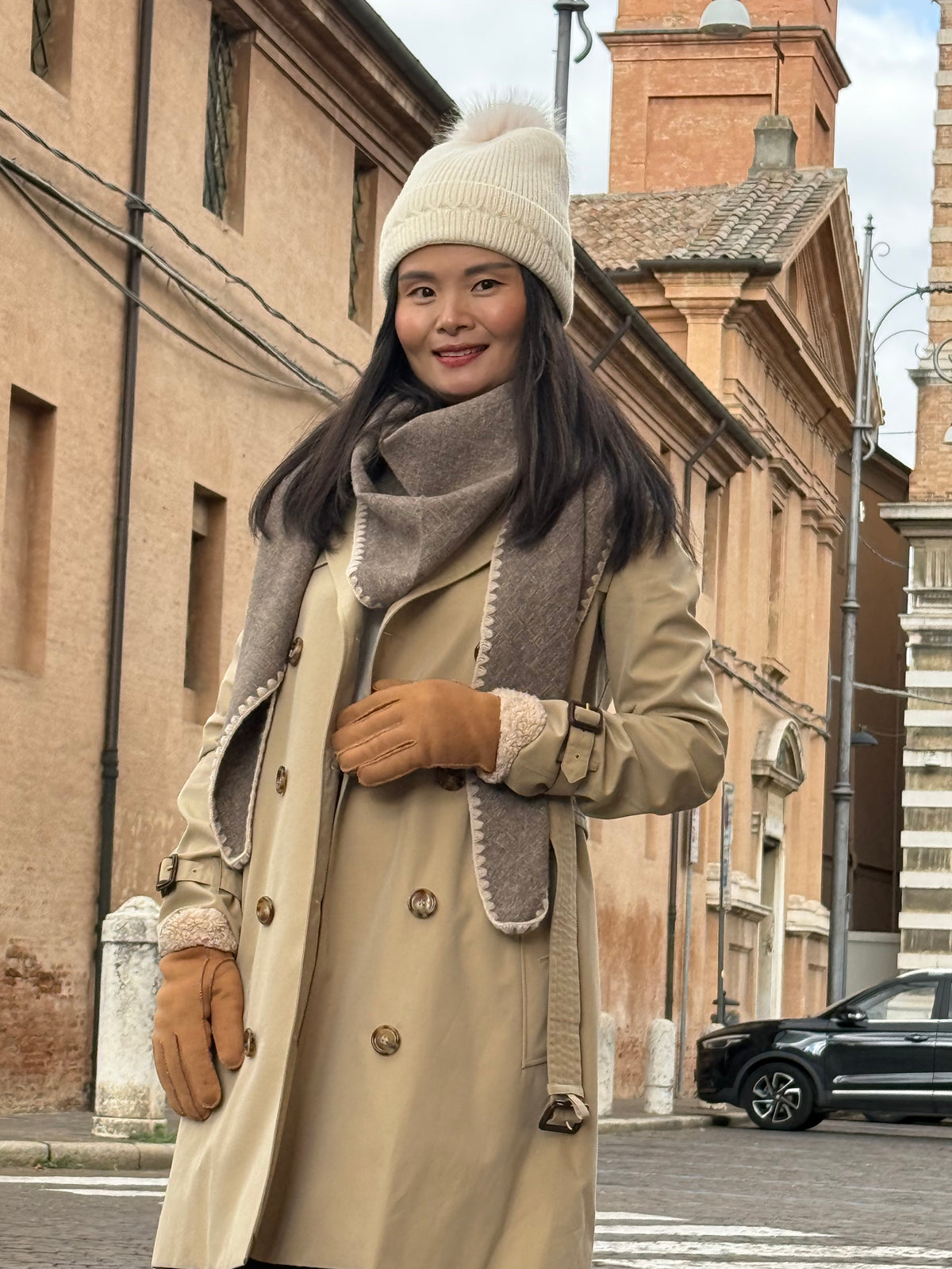 Strikket Hue med Fleece-for og Pompon i Brun
