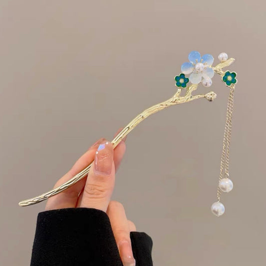 Elegant hårnål med lyseblå blomster