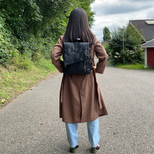 Model iført MAS SELECTION MS Klassisk Rygsæk i sort som rygsæk