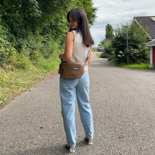 Model med MAS SELECTION MS Bumbag bagside Mudderfarve