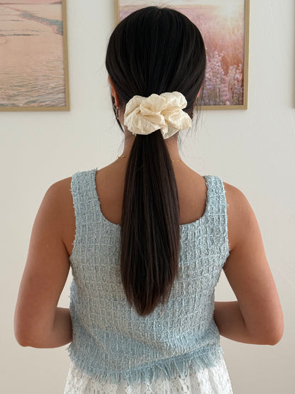 Stor Scrunchie med Perledetaljer i Creme
