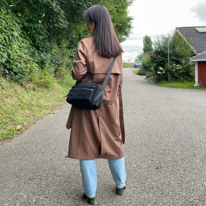 Model med MAS SELECTION Katrine Skuldertaske i sort båret som crossbody taske