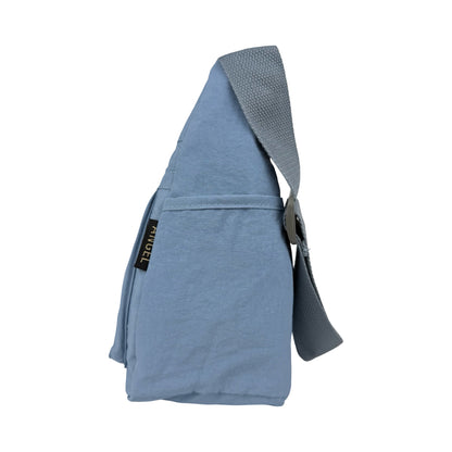 Sidebillede af Asta skuldertaske i lyseblå, fremhæver taskens dybde og form