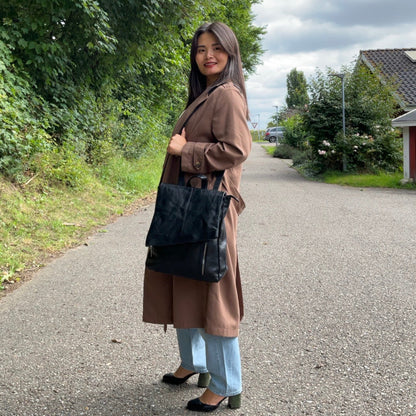 Model iført MAS SELECTION MS Klassisk Rygsæk i sort som skuldertaske