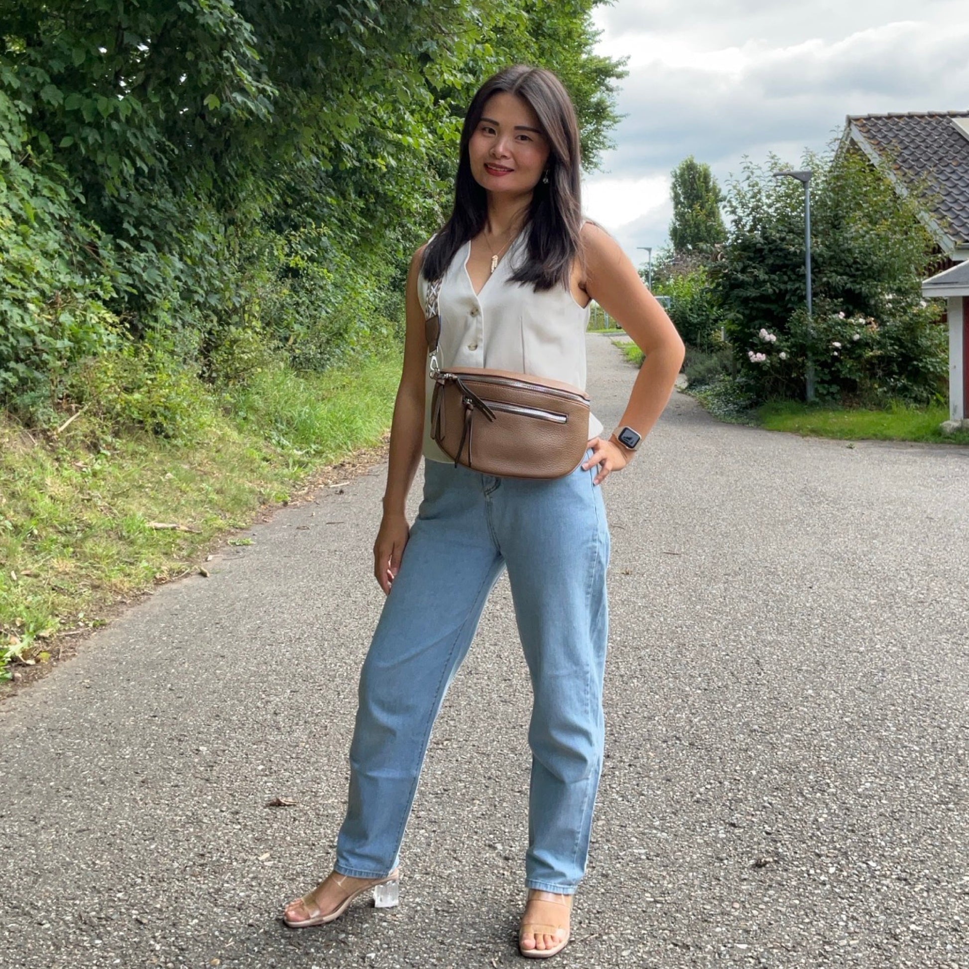 Model med MAS SELECTION MS Bumbag forside i Mudderfarve 