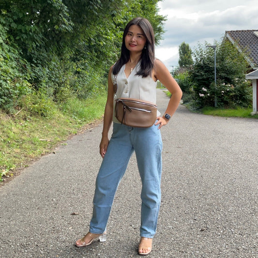 Model med MAS SELECTION MS Bumbag forside i Mudderfarve 