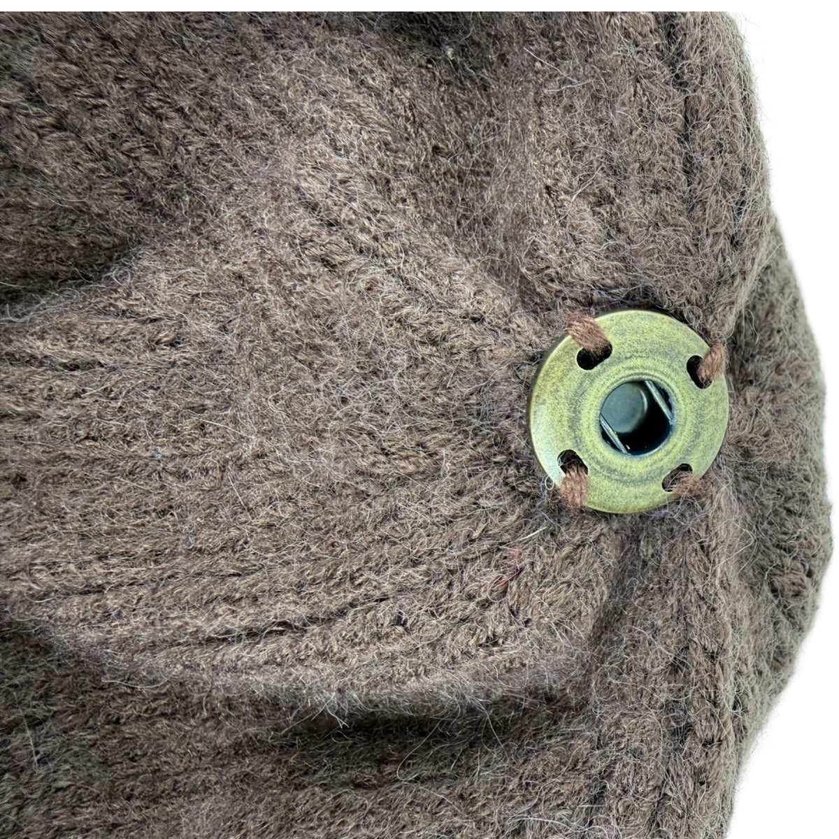 Strikket Hue med Fleece-for og Pompon i Brun
