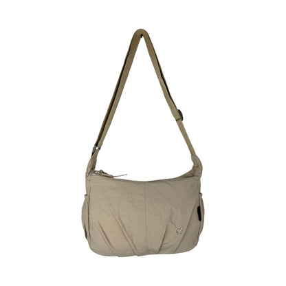 Forfra billede af Sofia skuldertaske i beige – viser design og detaljer