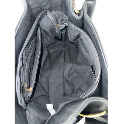 Indvendigt billede af Veronica Tote Taske i sort fra MAS SELECTION, viser opbevaringsrum og lommer
