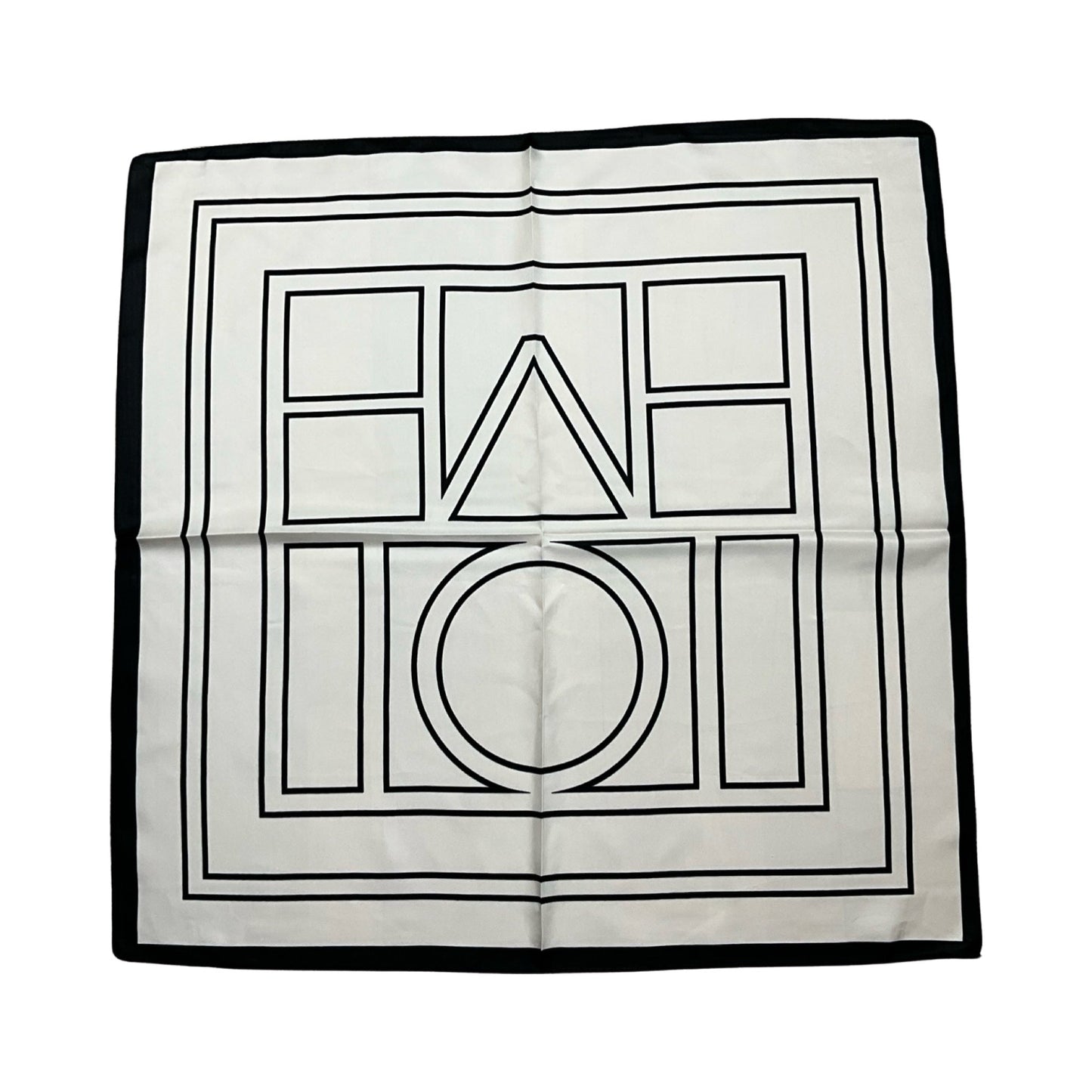 Satin tørklæde med grafisk design i creme og sort print| MAS SELECTION