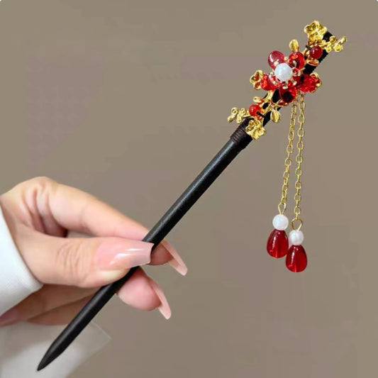 Elegant hårnål med rød blomst og perler