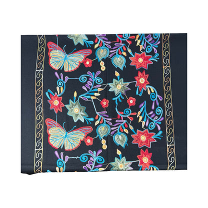 Nærbillede af sommerfuglebroderiet på Sommerfugl Broderi Tørklæde sort fra MAS SELECTION.