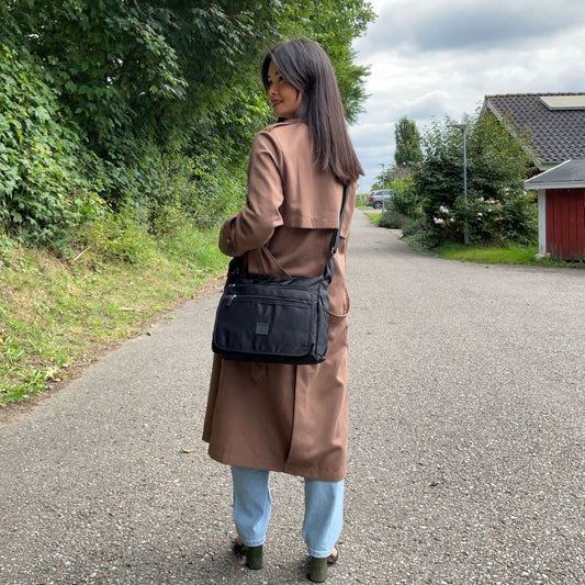 Model med MAS SELECTION Antonella Skuldertaske i sort båret som crossbody-taske