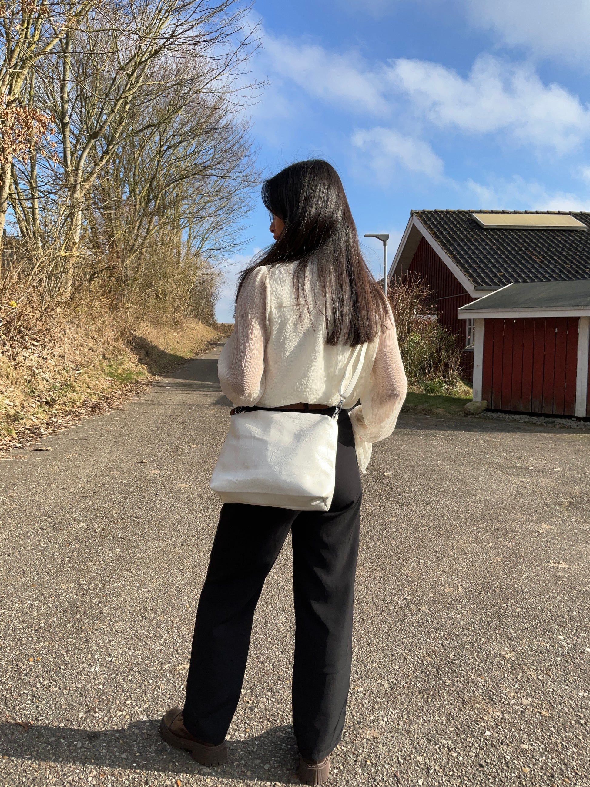 Skuldertaske dame fra Veronica 3 i 1 shopper i hvid bæres af model over skulderen