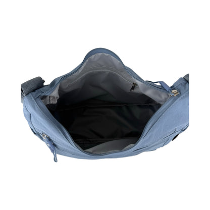 Indvendigt billede af Asta skuldertaske i lyseblå med åben lynlås viser rummeligt indhold