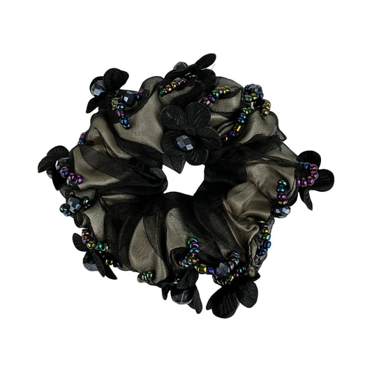 Elegant Scrunchie med Blomster og Sten Rundt Omkring Sort