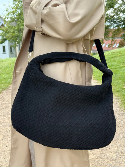 Model iført Anna Fake Suede flettet skuldertaske i sort fra MAS SELECTION som crossbody