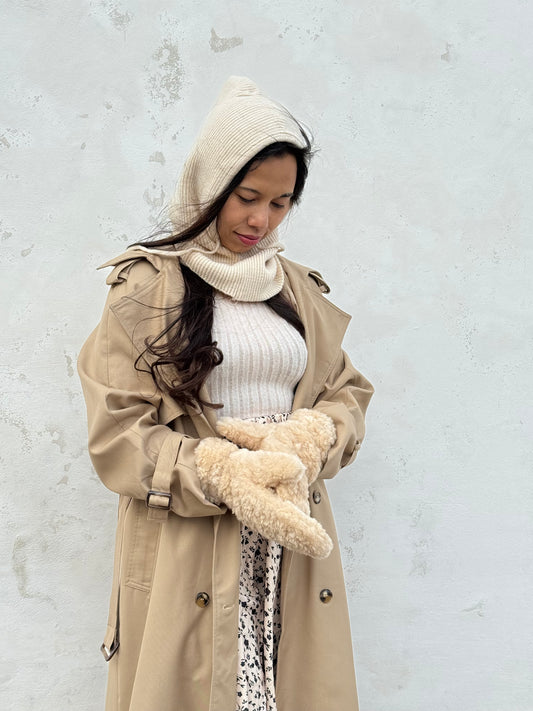 Model iført MAS SELECTION hættehue i beige farve
